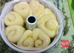 Illustration of how to make flower cheese bread 14