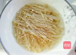 Illustration of how to make bacon enoki mushroom rolls 3
