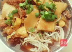 Illustration of how to make braised noodles with spring bamboo shoots and pork slices 9