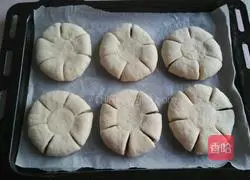 Illustration of making bean paste flower bread 10
