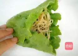 Illustration of how to make shrimp vermicelli wrapped in lettuce 18