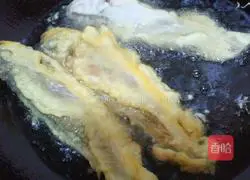 Illustration of how to make salt and pepper small yellow croaker 8