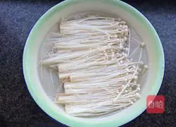 Illustration of how to make bacon meat and enoki mushroom rolls 1