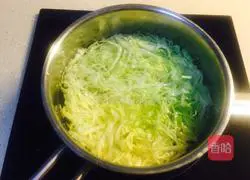 Illustration of how to make tuna cole salad 5