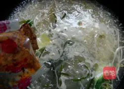 Illustration of how to make rice noodles across the bridge 8