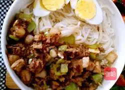 Illustration of how to make braised noodles with diced pepper and pork 7