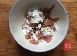 Illustration of how to make diced pork and steamed noodles with pickled peppers 1