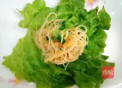Illustration of how to make shrimp vermicelli wrapped in lettuce 17