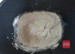 Illustration of how to make light cream caterpillar bread 3