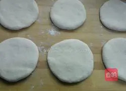 Illustration of how to make pork buns with cured sauce 10