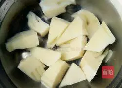 Illustration of braised spring bamboo shoots in oil 4