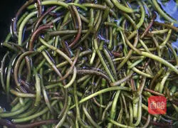 Wild Illustration of how to make fried bacon with Artemisia arborescens 4