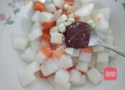 Illustration of how to make white radish kimchi 5
