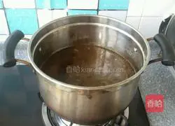 Illustration of making braised noodles with shredded mushrooms and chicken 7