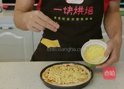 Illustration of how to make eight-inch ham and corn pizza 12