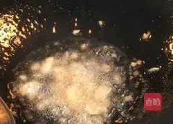 Illustration of how to make stir-fried bacon with folded ear root 10