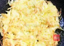 Illustration of making golden potato shredded cake 6