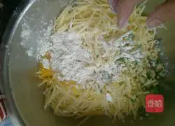 Illustration of how to make fried potato shredded pancakes 3