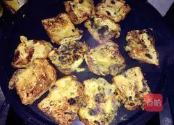 Illustration of how to make olives, vegetables and eggs with pan-fried bread slices 5