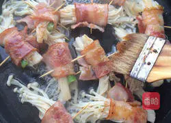 Illustration of how to make fried bacon and enoki mushroom rolls 7