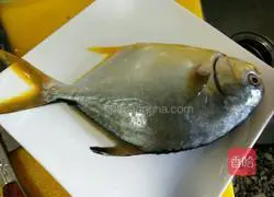 Illustration of how to make fried pomfret 1