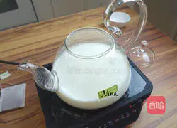 Illustration of how to make pearl milk tea 7