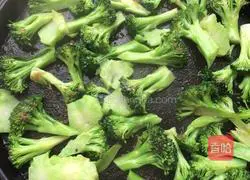 Illustration of how to make pan-fried bacon enoki mushroom rolls 12