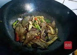 Illustration of how to stir-fry pork liver with kimchi 8