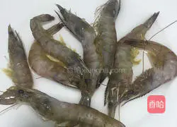 Illustration of how to make braised noodles with shrimps, ham and mushrooms 1