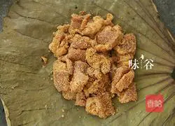 Illustration of how to make steamed pork with lotus leaf powder 4