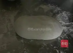 Illustration of how to make scallion oil layer cake 2