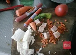 Illustration of how to make nine-inch sausage, fish and tofu pizza 1