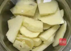 Illustration of how to make kimchi pork ribs pot 3