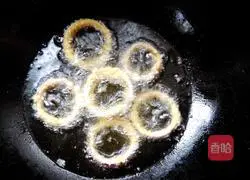 Illustration of how to make fried onion rings with bread crumbs 7