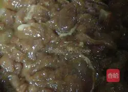 Illustration of how to make pepper-fried pork slices 3