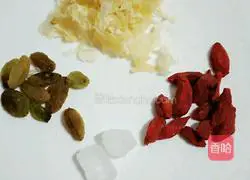 Illustration of how to make wolfberry and white fungus syrup 1