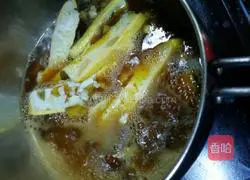 Illustration of cooking noodles in braised beef soup 3