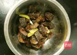 Illustration of how to make stir-fried beef jerky 4