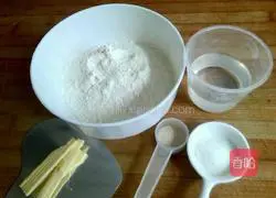 Illustration of how to make pepper and sausage pizza 1