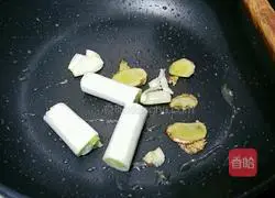 Simple yellow Illustration of braised chicken 4