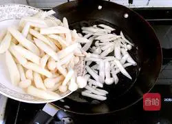 Illustration of how to make fried seafood mushrooms with bacon 4