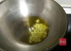 Illustration of how to make braised noodles with diced eggplant and meat 3