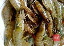 Illustration of how to make dry pot potatoes and shrimps 2