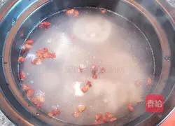 Illustration of how to make lotus root bone soup in an earthen pot 8