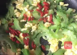 Illustration of how to make wolfberry, bitter melon and scrambled eggs 18