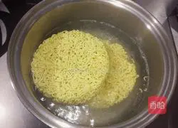 Illustration of how to make instant noodles pizza 5