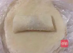 Illustration of how to make bean paste spring rolls 4