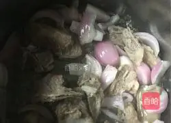 Illustration of how to make kimchi and pork ribs pot 6