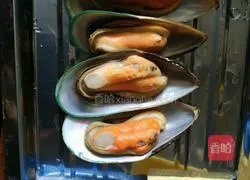 Illustration of how to make grilled mussels with cheese, chili and garlic 1