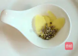 Illustration of how to make lotus root bone soup in earthen jar 4